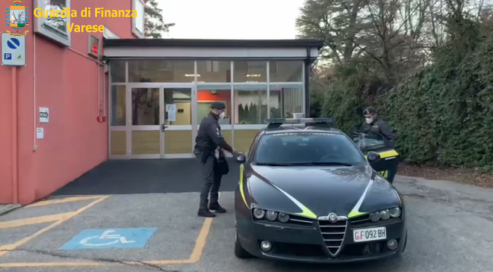 Varese: da 21 anni insegnava senza laurea. Denunciata professoressa