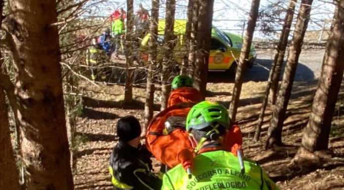 Cade nei boschi sopra Gerola Alta, soccorsa una calolziese di 66 anni Un'immagine del soccorso della 66enne calolziese (foto Soccorso Alpino)