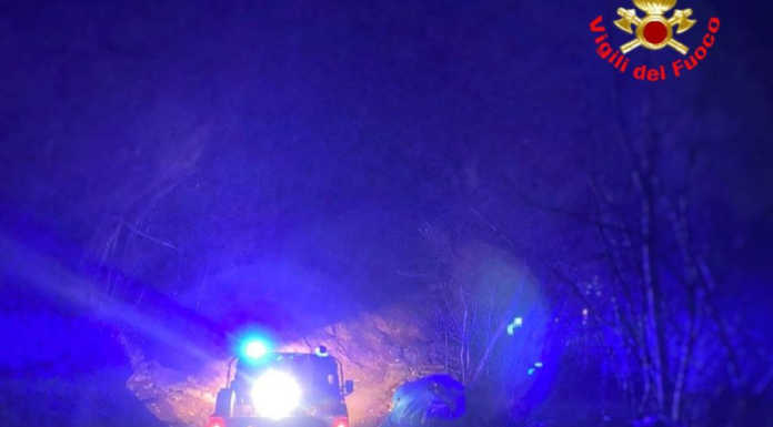 In fiamme i boschi di Esino, al lavoro i Vigili del Fuoco