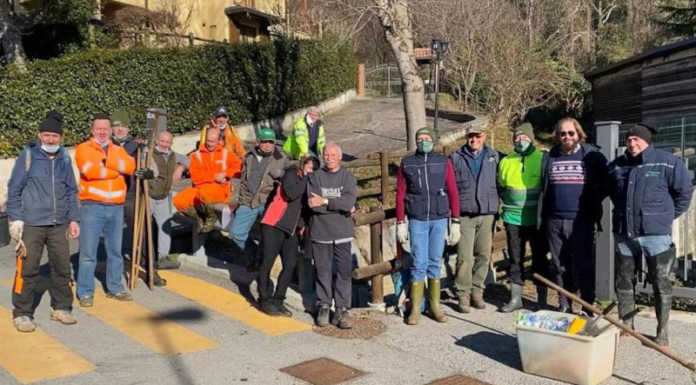 Santa Maria Hoè. Volontari al lavoro per la pulizia del torrente Foppina