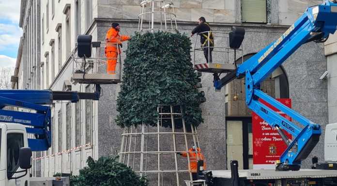 Lecco. Finite le feste, si smonta l’albero di Natale in piazza