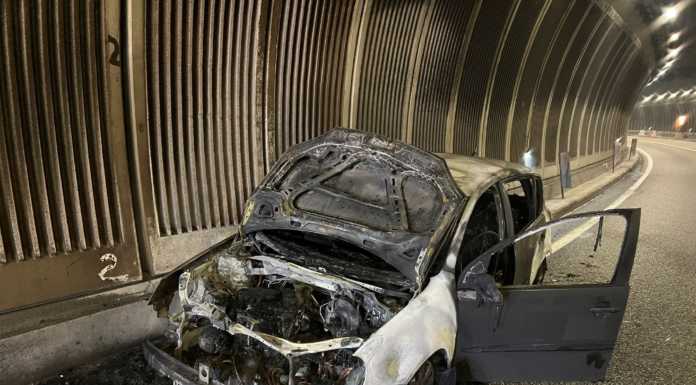 Auto a fuoco in serata nel tunnel della SS36dir, intervengono i pompieri