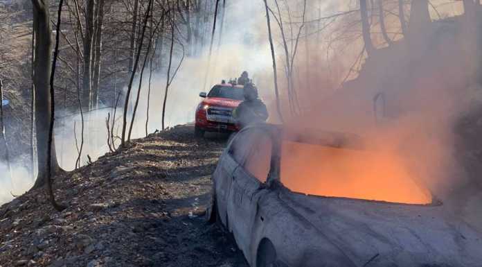 Pasturo, auto in fiamme nel bosco: intervengono i pompieri
