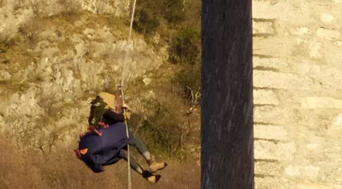 Varenna, la befana si cala dal campanile della chiesa di San Giorgio
