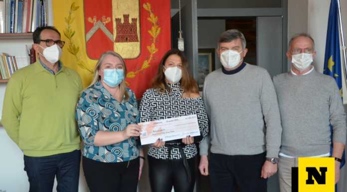 Consegnati 1.800 euro al Nespolo grazie all’evento “Corri babbo corri” Aldo Valsecchi, Simona Bonacina, Cristina Valsecchi, Daniele Lorenzet, Maurizio Todeschini