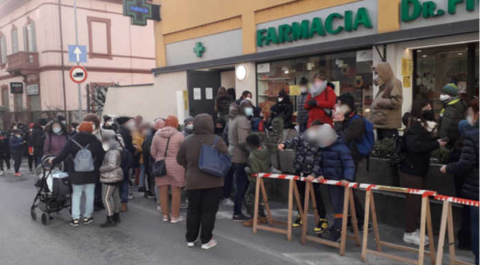 Cambia Calolzio sulle file per i tamponi: “Le sole farmacie non possono sostenere la pressione” code tamponi farmacia calolzio