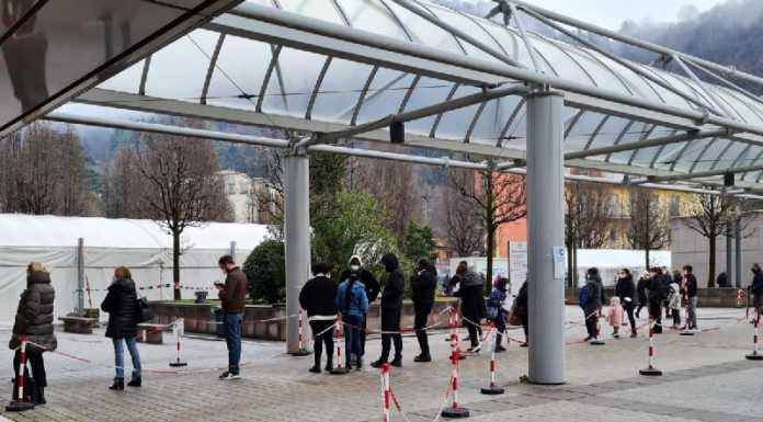 Lecco. Corsa (e code) ai tamponi, l’ospedale: “Non autopresentatevi”