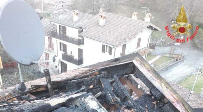 Colico. Tetto in fiamme in via Bonella, intervento dei Vigili del Fuoco colico tetto in fiamme
