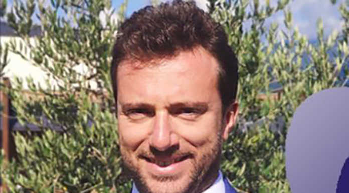 Colico. Auto della Polizia incendiate: “Gesto vile e inaccettabile”