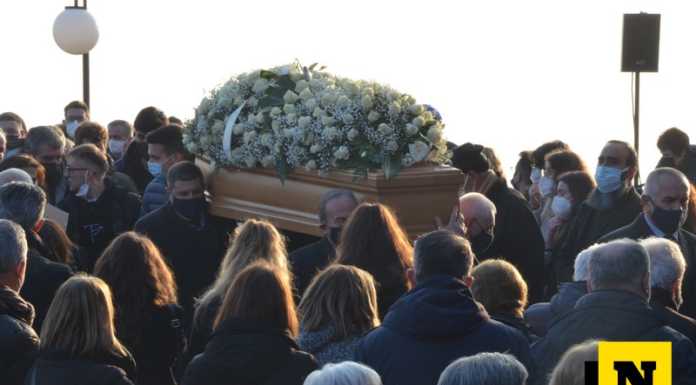 Colle. In centinaia per l’addio al giovane Thomas: “Sei stato un figlio e un fratello speciale”