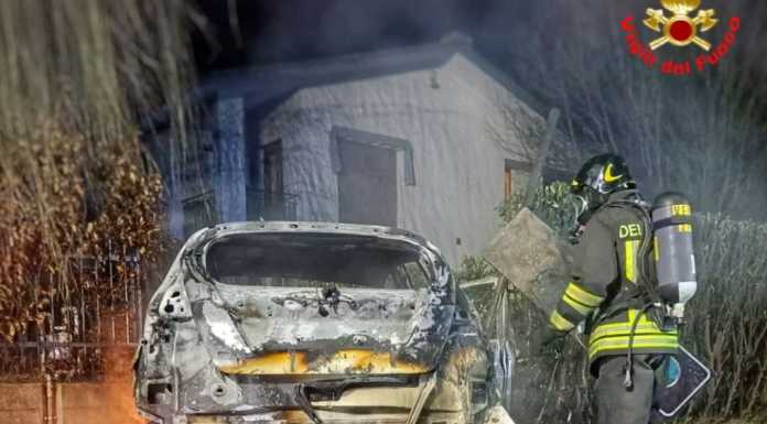 Frontale nella notte a Casatenovo, auto prende fuoco