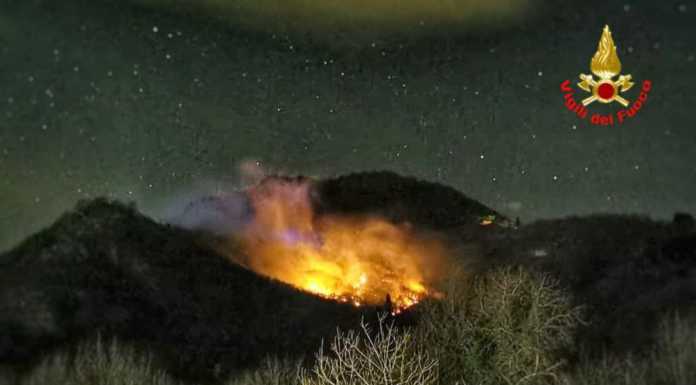 Dopo una notte di lavoro circoscritto il vasto incendio sui monti di Esino