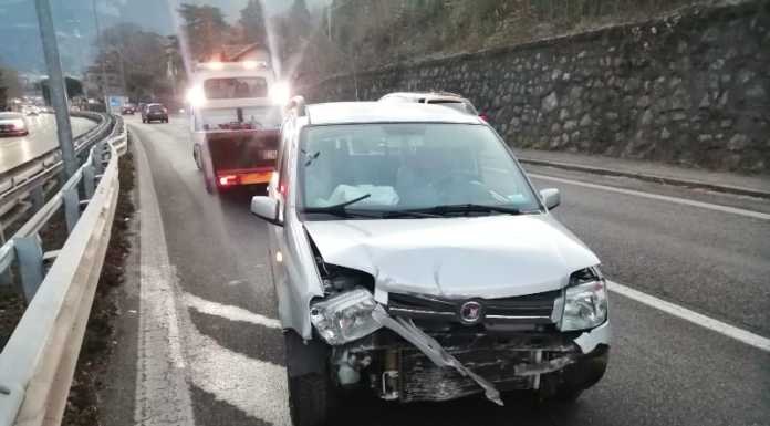 Incidente a Malgrate, auto si schianta sulla provinciale