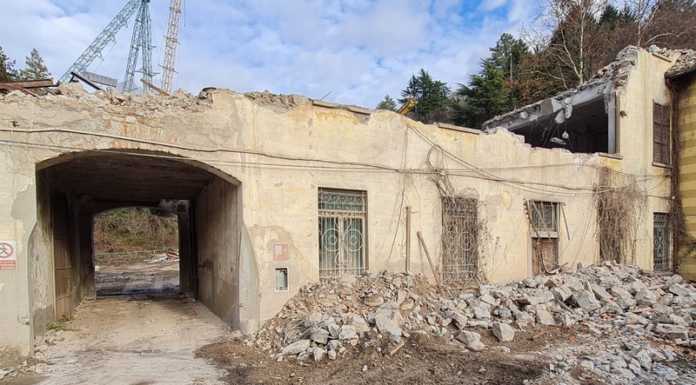 Abbattuta l’ex stazione prova pali SAE, si chiude una pagina di storia di Lecco