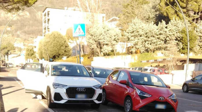 San Giovanni, parcheggi selvaggi (e pericolosi) sul viale Adamello