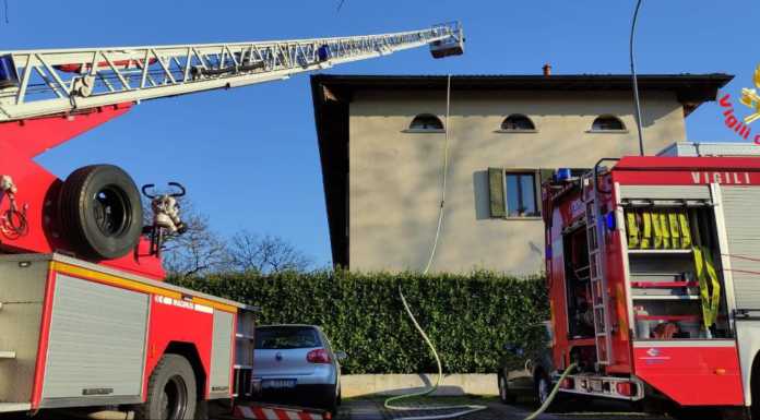 Osnago. Principio d’incendio tetto, intervento dei Vigili del Fuoco