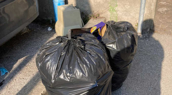 Segnalazione da Laorca. Sacchi neri puntualmente abbandonati sul marciapide sacchi neri rifiuti laorca