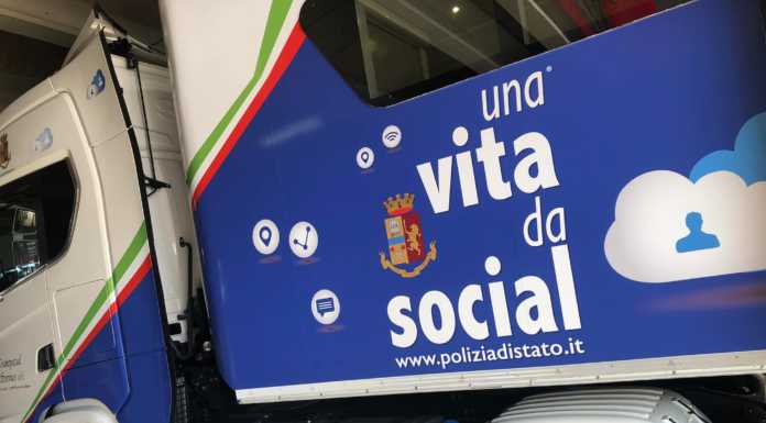 Cyberbullismo, il truck della Polizia di Stato fa tappa a Lecco Una vita da social