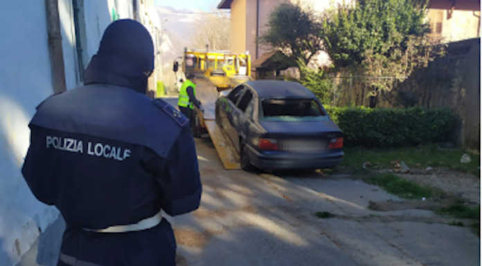 Brivio, finalmente rimossa l’auto abbandonata in via Filatoio: verrà demolita Auto abbandonata