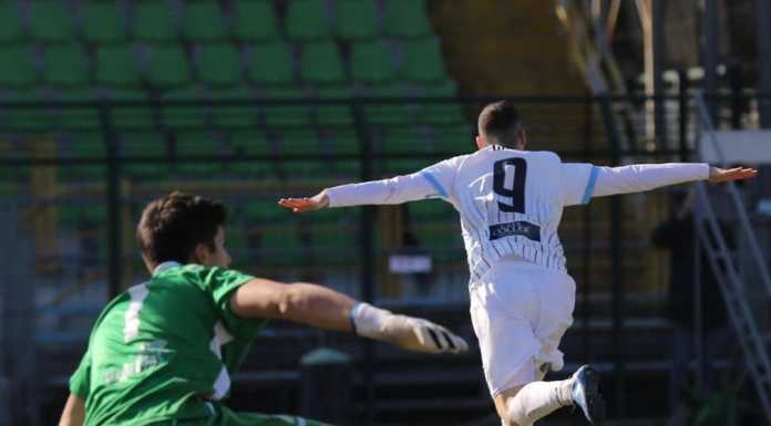 Calcio Serie C. Il Lecco fa suo il derby contro il Renate: 3-2 per i blucelesti Simone Ganz, giunto al dodicesimo centro stagionale (credit foto Calcio Lecco 1912)