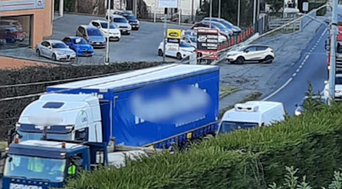 Calco, camion si blocca sulla SS 342: rallentamenti alla viabilità