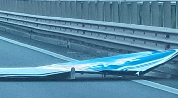 “Quel cartello era pericolante, l’avevo segnalato ad Anas”, la testimonianza Il cartello caduto sul Terzo Ponte lungo la SS36 in direzione Nord (foto Facebook)