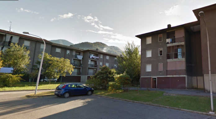 Assembramenti durante le riprese di un video, Carabinieri in via Di Vittorio a Calolzio Le case Aler in via Di Vittorio a Calolziocorte