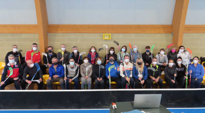 Gli insegnati di scienze motorie a Monte Marenzo per imparare il floorball