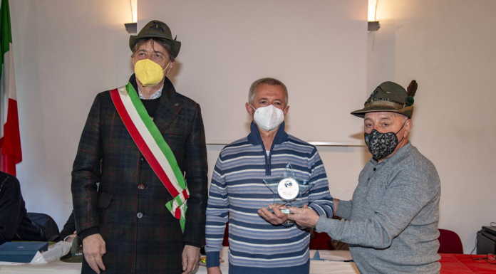 Calolzio, Alpini in assemblea: premiato il soccorritore Roberto Carsana