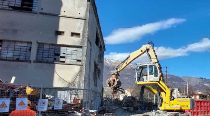 Dervio. Prosegue veloce la demolizione dell’ex Feldspato