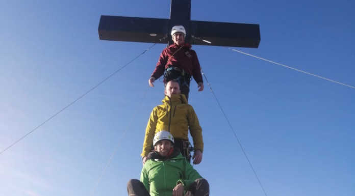 Montagna. Sulle orme di Cassin: tre Gamma sul Cimone della Bagozza Voglia di scalare e divertirsi. Una foto di vetta particolare con la cordata (casualmente con piumini verde, giallo e rosso) in formazione semaforo