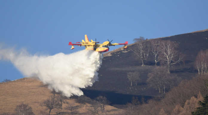 Incendi boschivi. Allerta rossa della Protezione Civile nelle aree prealpine Incendio sul Cornizzolo