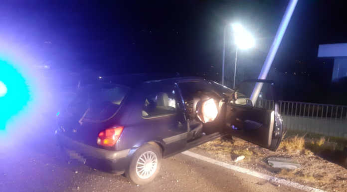 Brivio. Esce di strada e finisce contro un palo, incidente a Beverate
