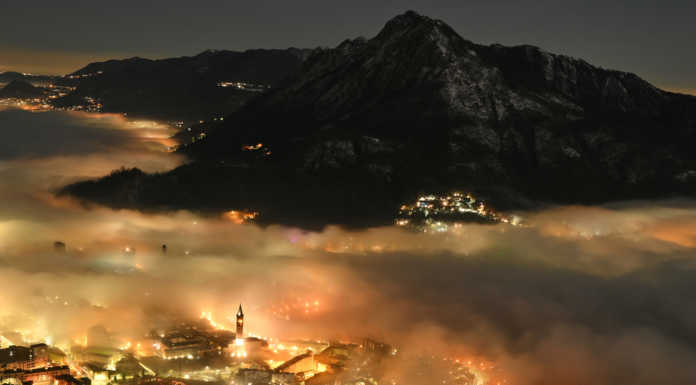 La nebbia accarezza Lecco. Una notte magica nelle foto di Lanfranchi