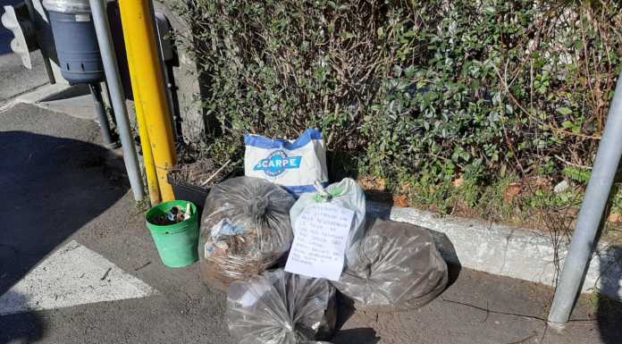 “Ponte di Malavedo cantiere abbandonato e mancanza di decoro urbano” sacchi immondizia malavedo