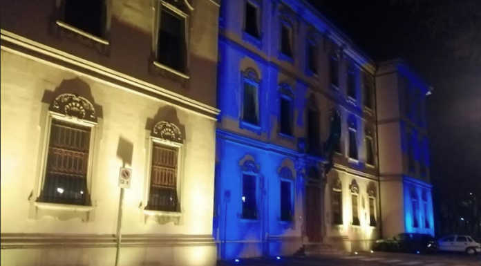 Merate: il Municipio illuminato con i colori della bandiera ucraina