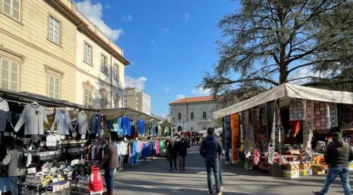 Lecco. Torna il mercato in centro: 10 date a partire da questo sabato Mercato Centro Lecco