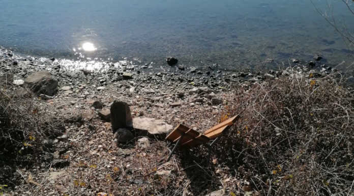 Rivabella, vandali in azione: panchine divelte e buttate in riva al lago Rivabella Vandali panchine lago