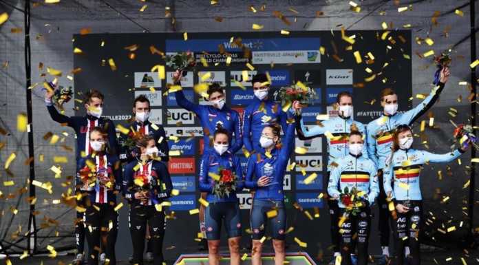 Ciclocross. Samuele Leone racconta l’emozione dell’oro mondiale nella prova Team Relay mixed Samuele Leone e gli altri azzurri sul gradino più alto del podio al Mondiale di Fayetteville (Foto UCI)