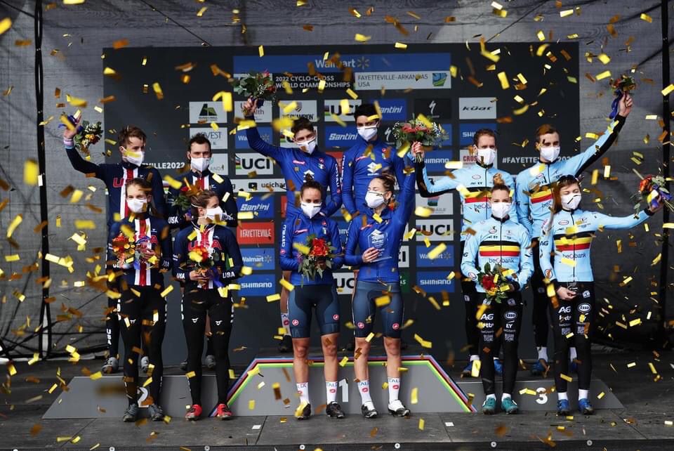 Samuele Leone e gli altri azzurri sul gradino più alto del podio al Mondiale di Fayetteville (Foto UCI)
