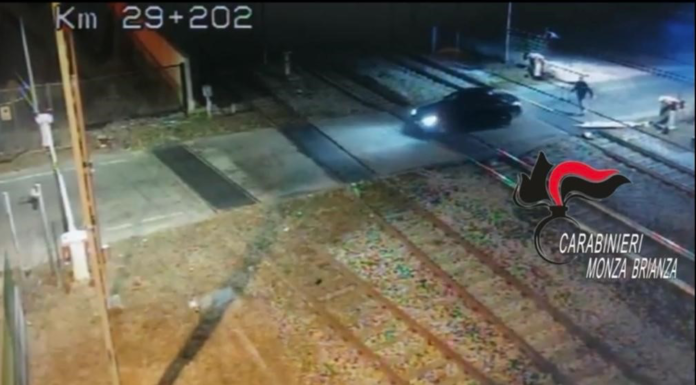 Cesano Maderno, spacciatore fugge ai carabinieri forzando le sbarre del passaggio a livello: arrestato