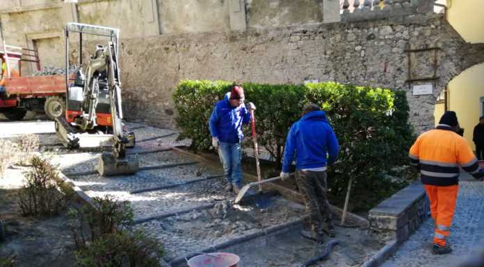 Varenna: manutenzione della pavimentazione in piazza del Prato