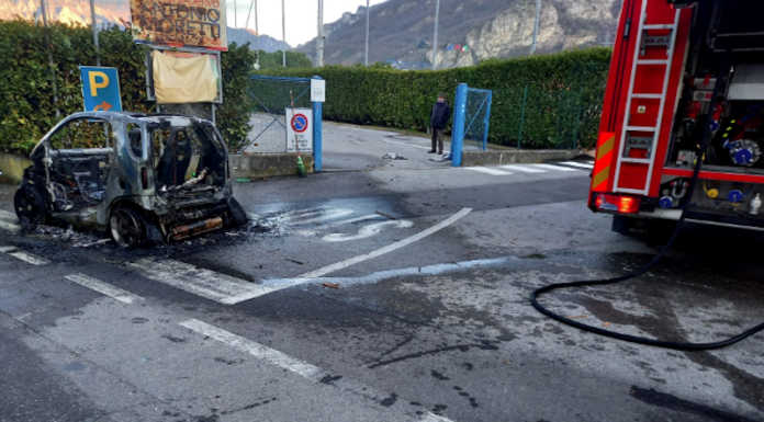 Auto in fiamme sul lungolago a Vercurago, illeso il conducente