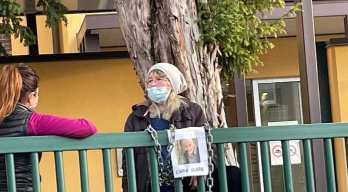 Si incatena fuori dall’Airoldi e Muzzi: “Libertà per Carlo Gilardi” incatenata airoldi e muzzi carlo gilardi