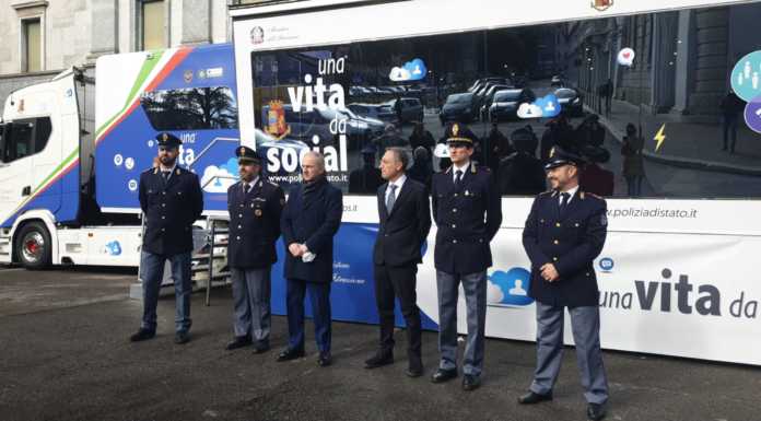 In piazza Garibaldi il ‘truck’ della Polizia contro il cyberbullismo