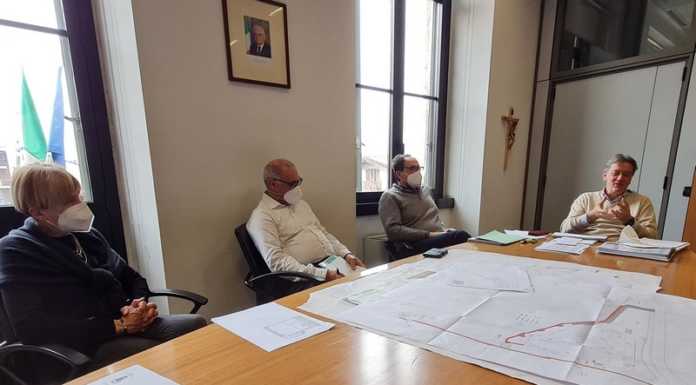 Calolzio. Oltre 300mila euro di Imu recuperati dal comune. Al via una nuova linea del piedibus Il sindaco di Calolzio Marco Ghezzi (a destra) con l'assessore Tina Balossi e il vicesindaco Aldo Valsecchi