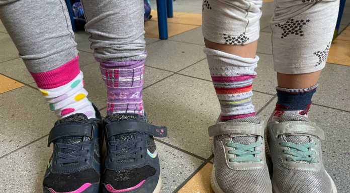 La scuola primaria di Castello Brianza celebra la Giornata dei Calzini Spaiati