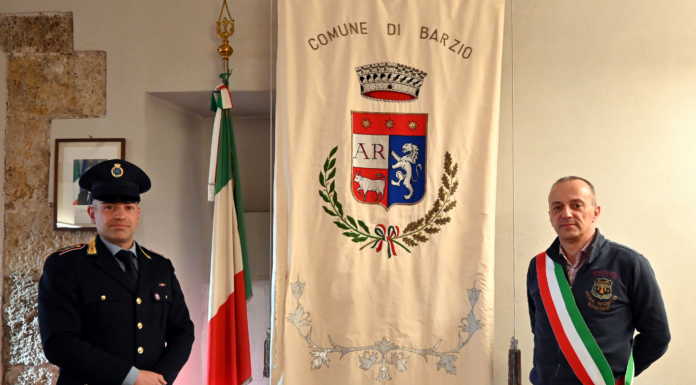 Andrea Piazza è il nuovo comandante della Polizia Locale Altopiano Valsassina Il nuovo comandante Andrea Piazza e il sindaco Giovanni Arrigoni Battaia