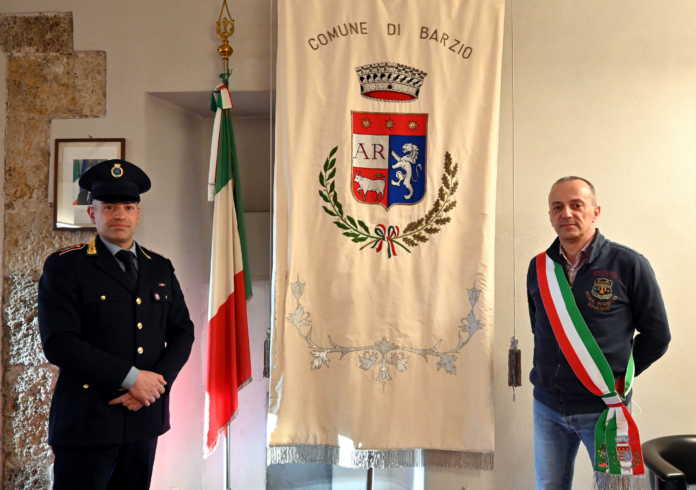 Il nuovo comandante Andrea Piazza e il sindaco Giovanni Arrigoni Battaia