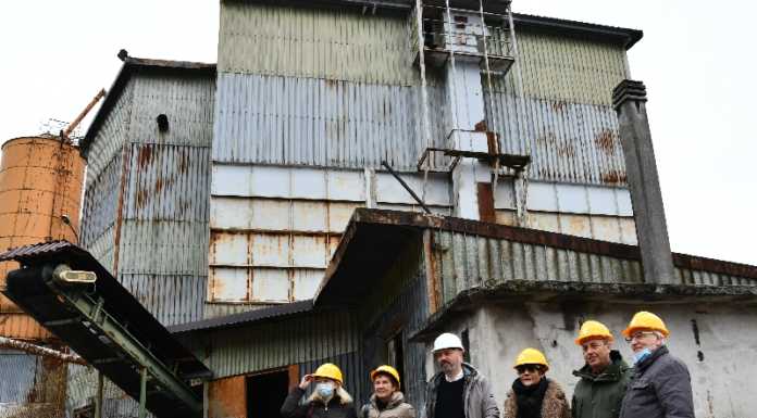 Si demolisce l’ex Feldspato. Il sindaco: “Giornata storica per Dervio”